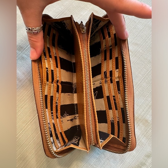 ‼️ FLASH SALE Vivienne Westwood Round Zip Long Wallet - Picture 3 of 9